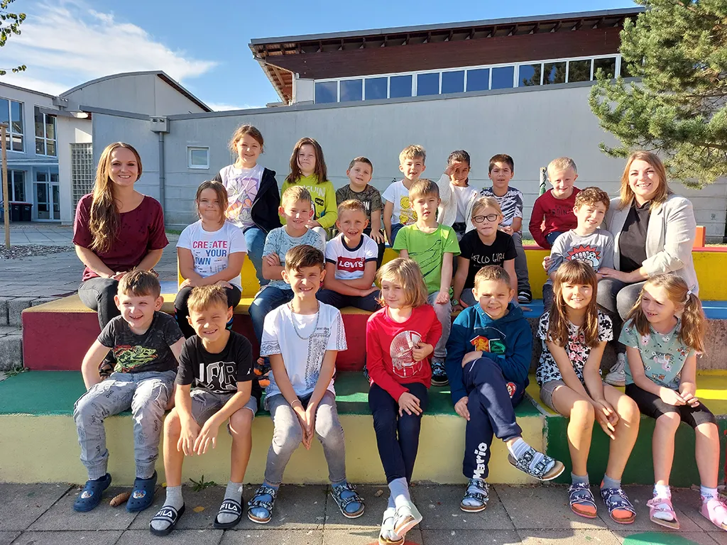 Klassenfoto der 2aI VS Ternitz Kreuzäckergasse im Schuljahr 2023/24